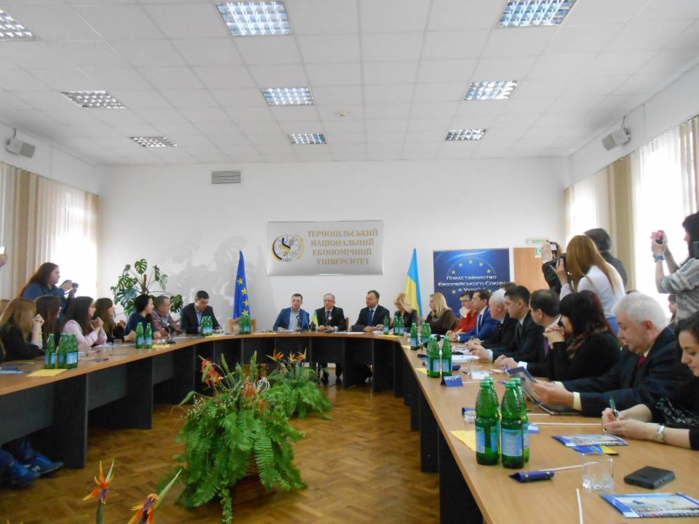 25 березня 2016 року в Тернополі відбувся дискусійний клуб на тему: <b>“Практичні аспекти європейської інтеграції України, відносини між Україною та ЄС: бізнес-...